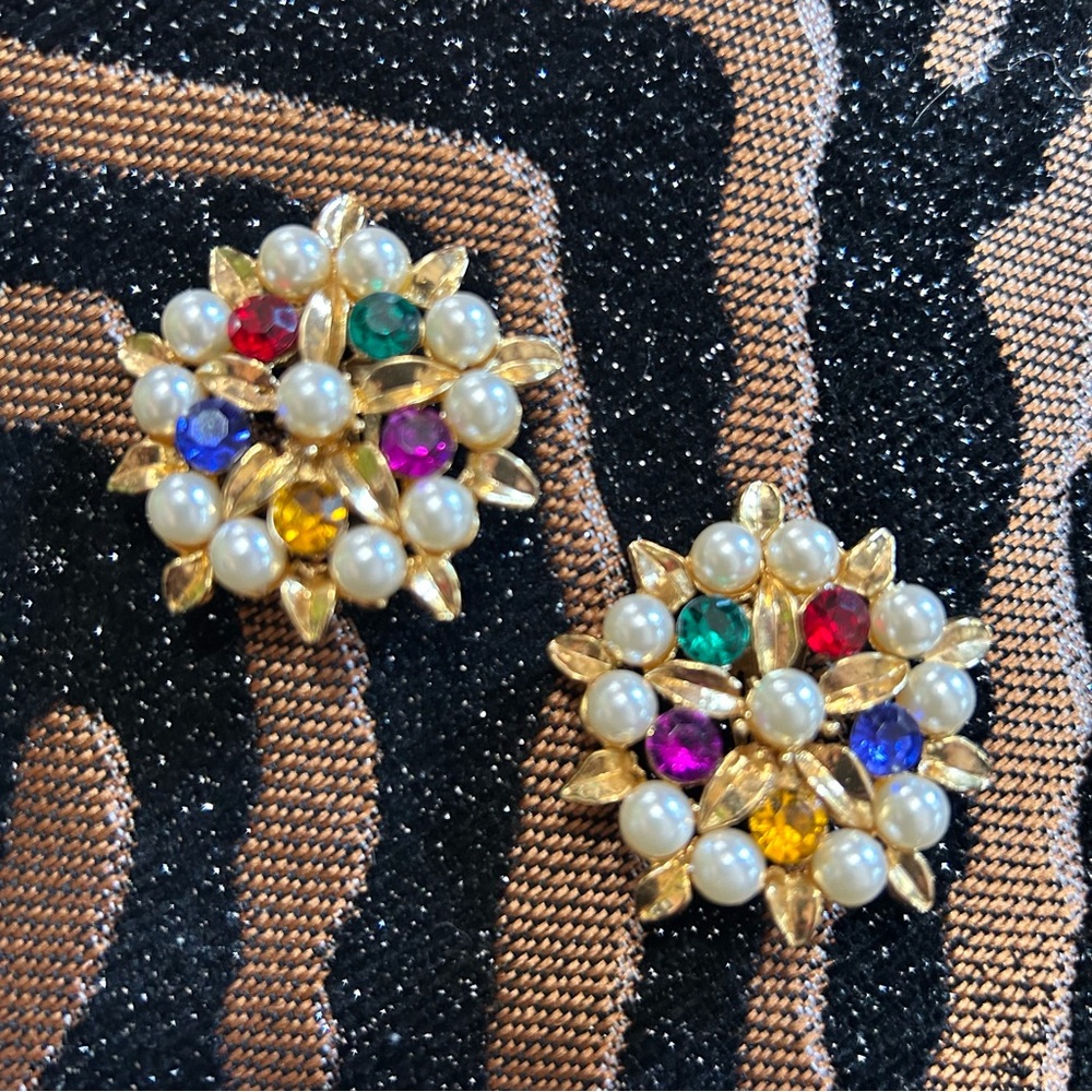 Vintage 80s regal look pearl and colorful faceted glass stone clip on earrings